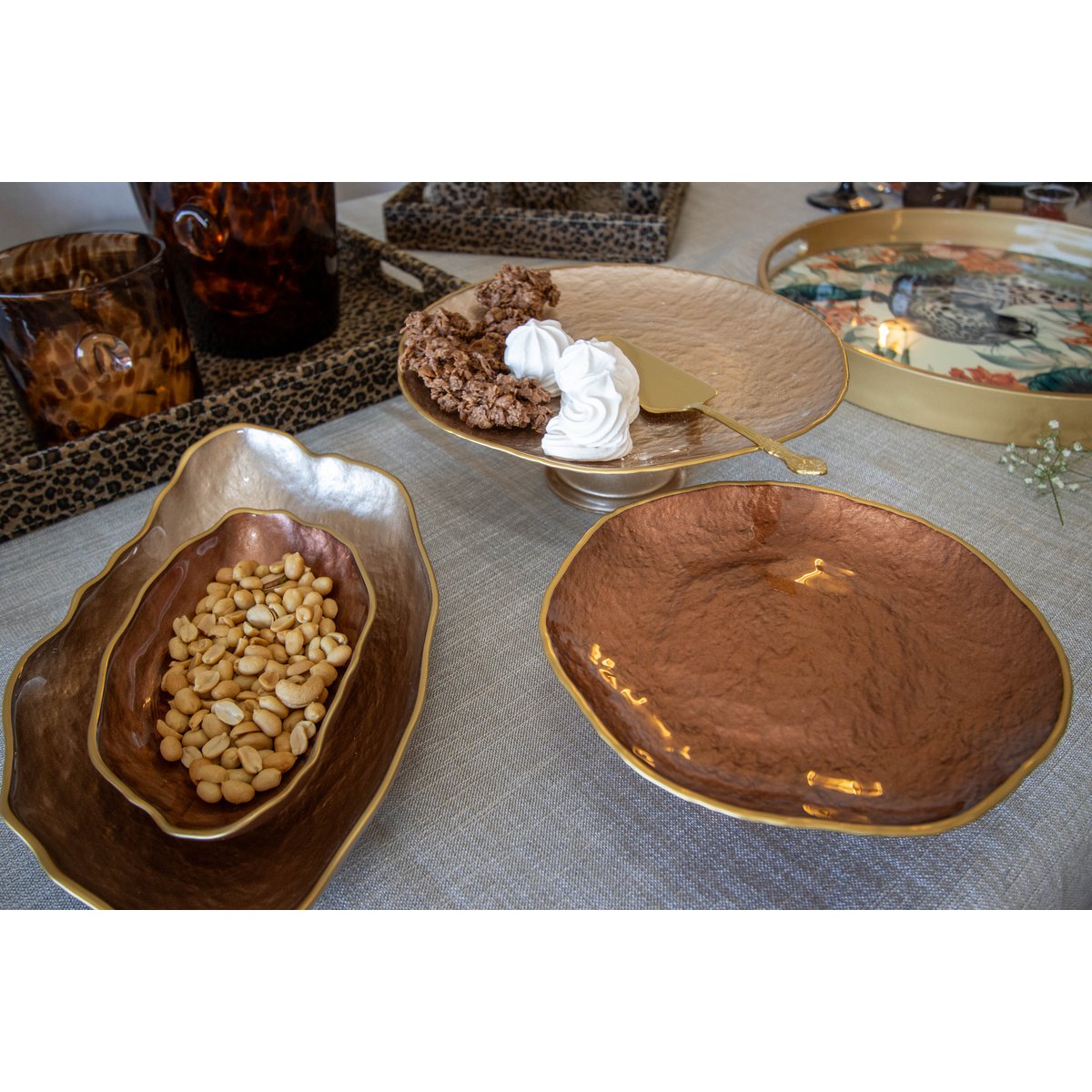 Beige cake dish gilded edge 28cm
