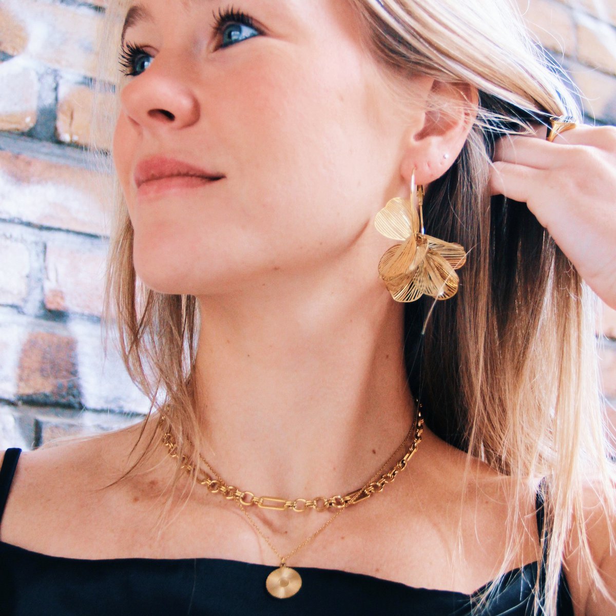 Short chain choker with round clasp