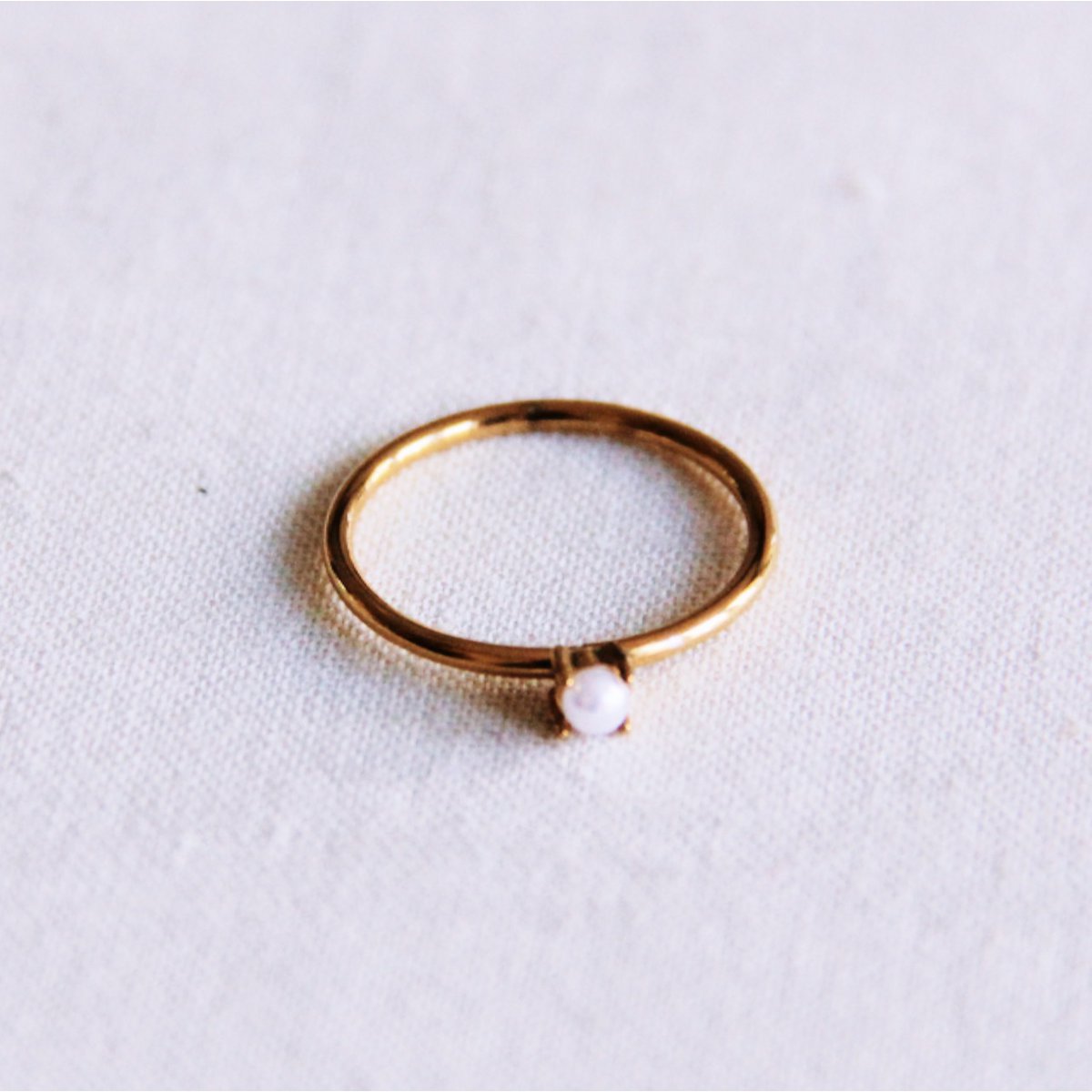 Minimalist ring with mini pearl - gold