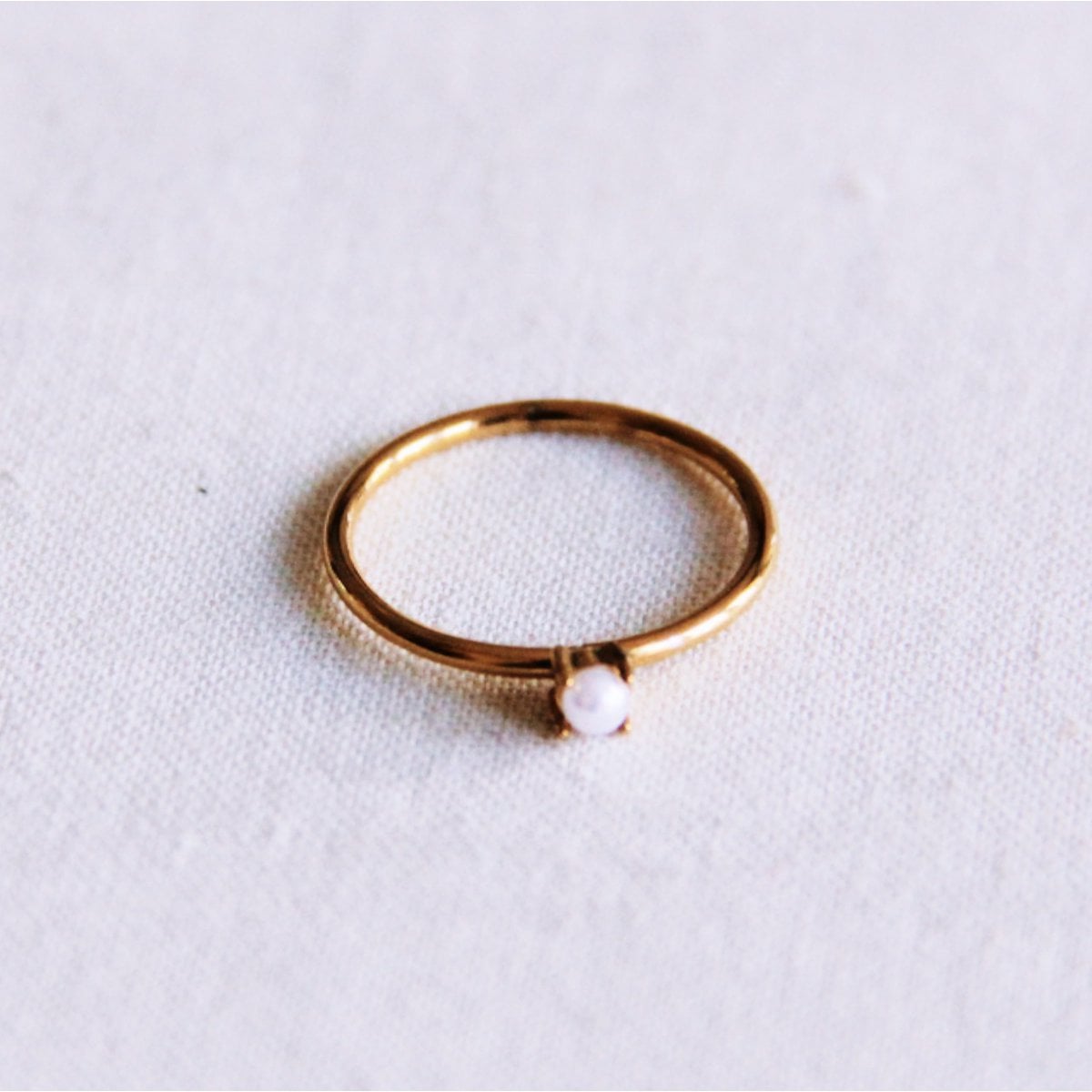Minimalist ring with mini pearl - gold
