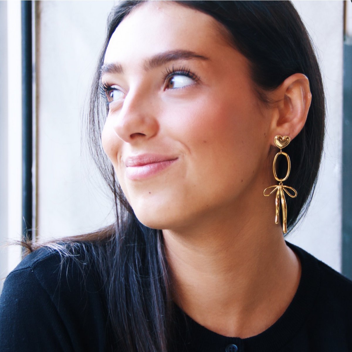 Statement earring with elegant bow pendant