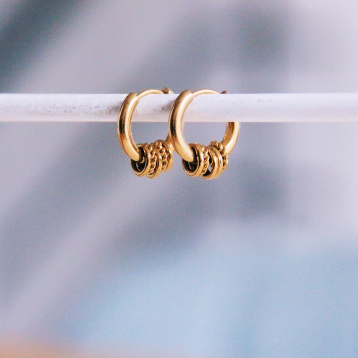 Stainless steel hoops with twisted rings - gold