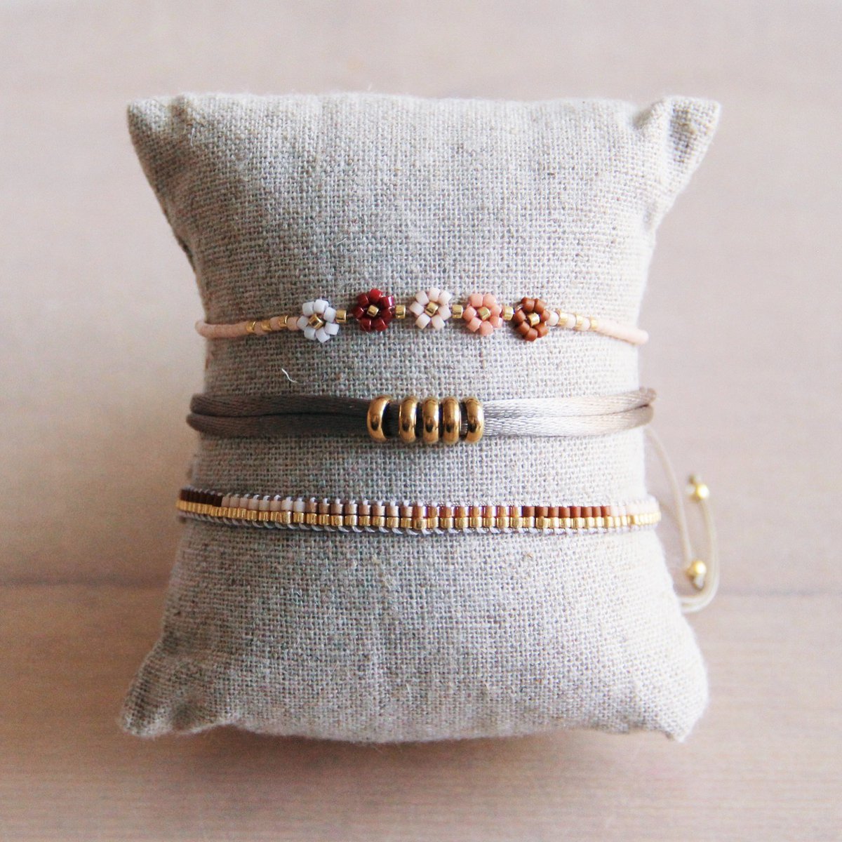 Miyuki bracelet with 5 mini daisy flowers - mix nude