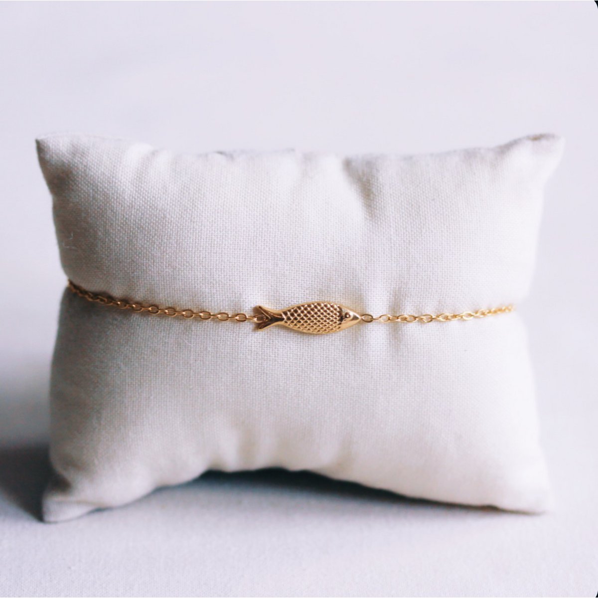 Delicate steel bracelet with a little fish