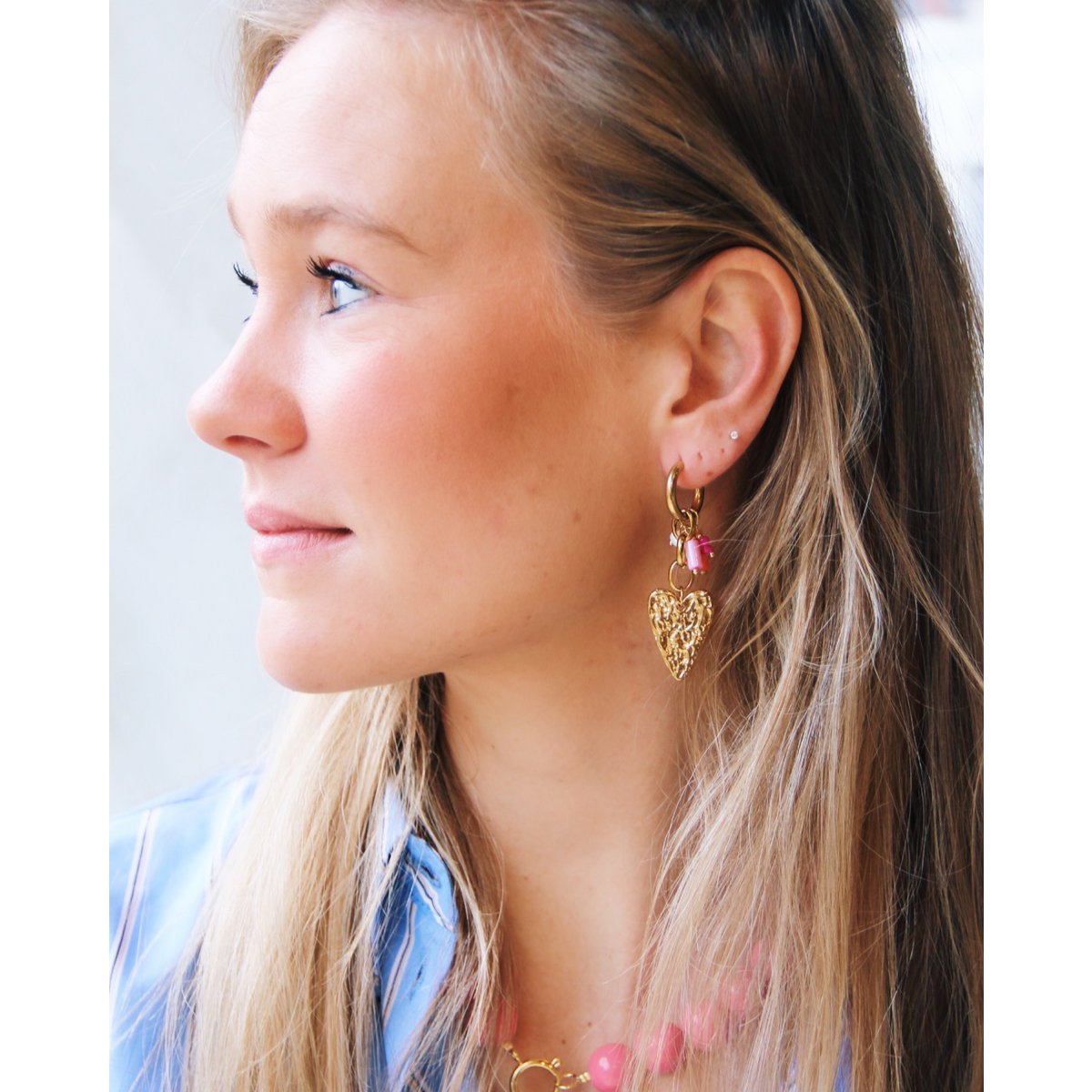 Wide stainless steel hoop with chain, heart and cluster - pink/orange