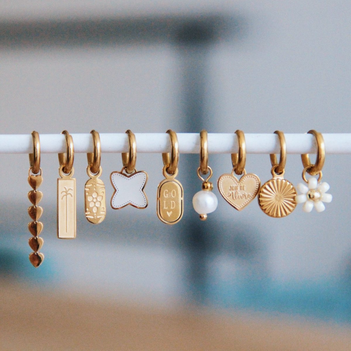 Stainless steel hoop earrings with 'daisy flower' - creme/gold - SS382