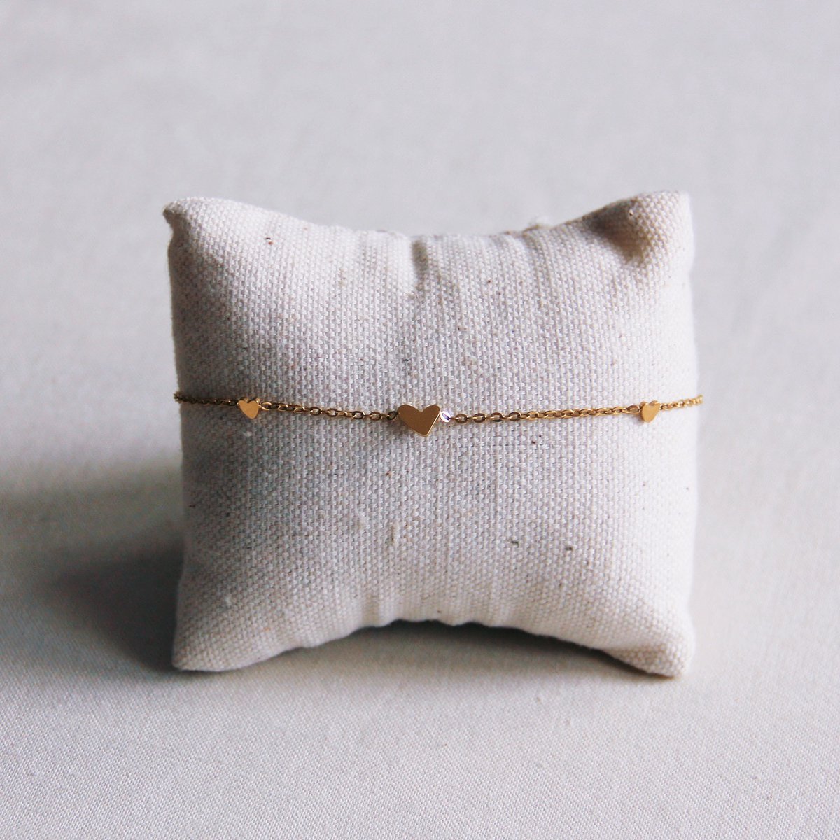 Fine stainless steel bracelet with 3 mini hearts - gold