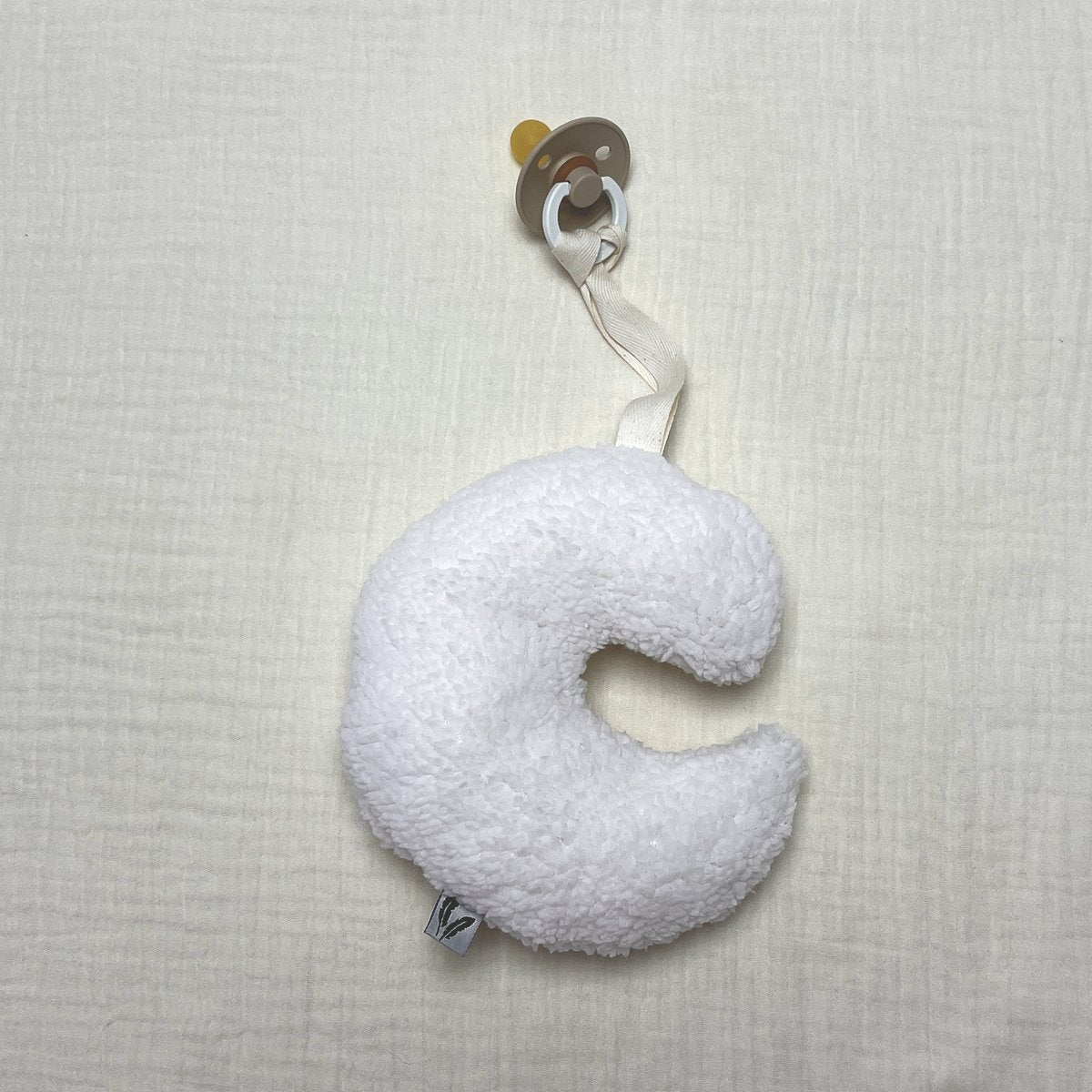 Pacifier hug moon ecru