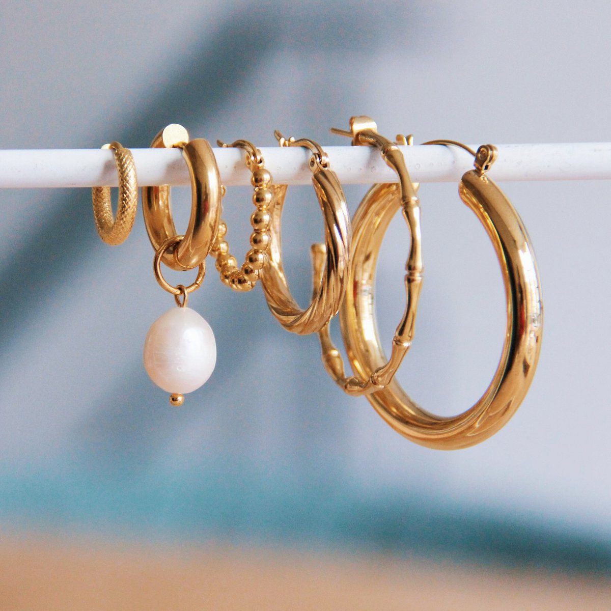 Stainless steel wide hoop earring with XL freshwater pearl – gold