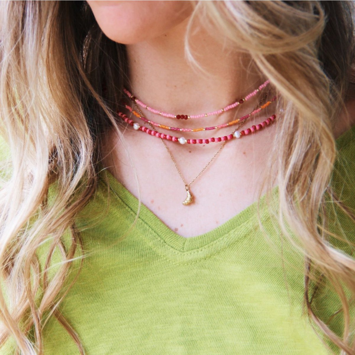 Delicate necklace with a mini croissant