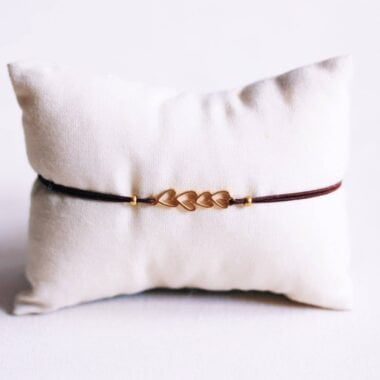 Elastic bracelet with open hearts - brown