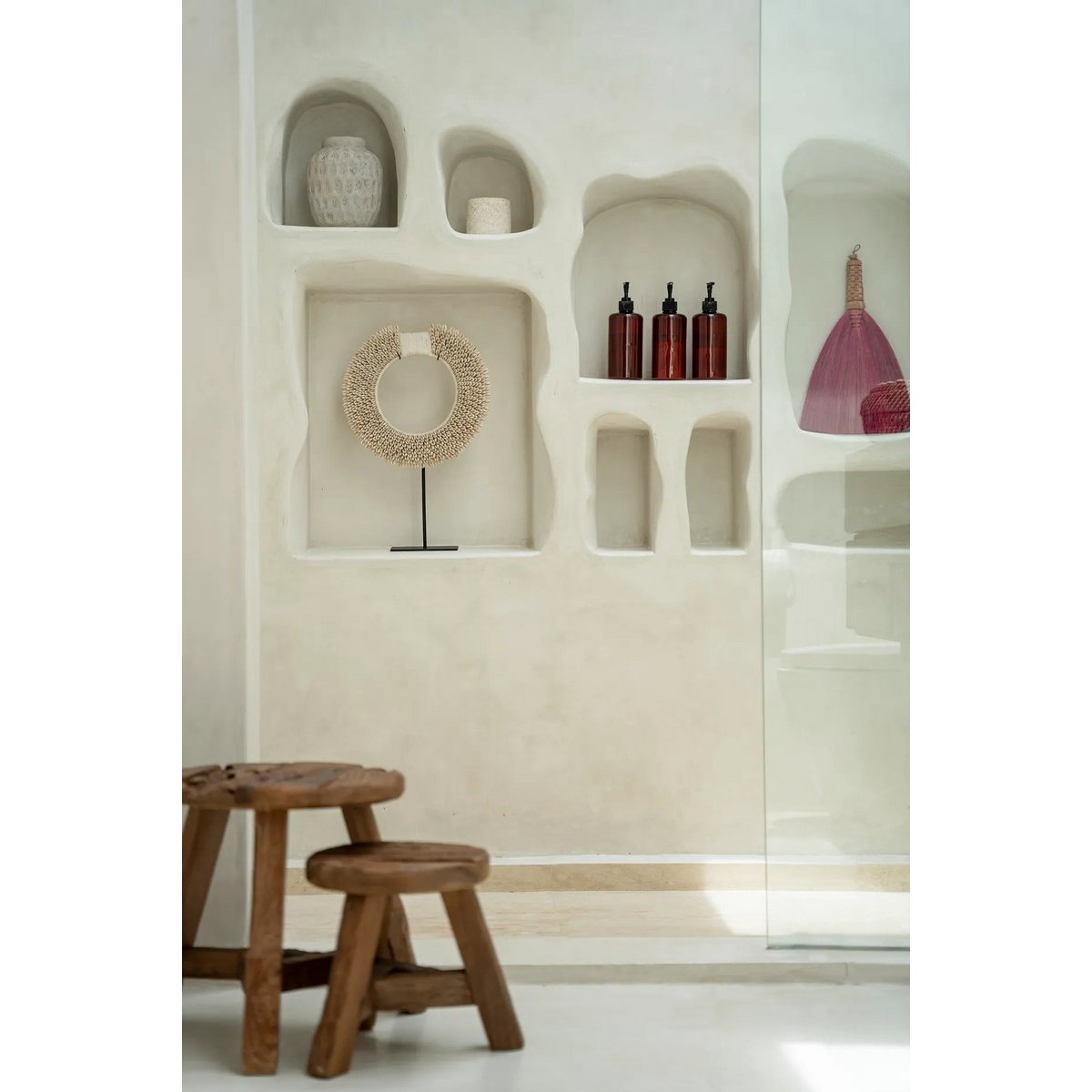 The Papua Shell Disc on Stand - White - M