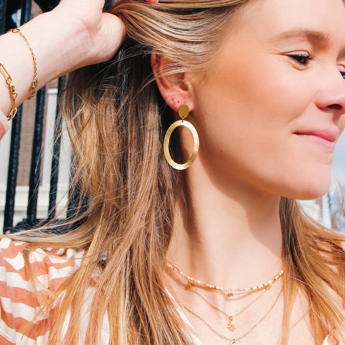 Statement earring large oval ring - gold