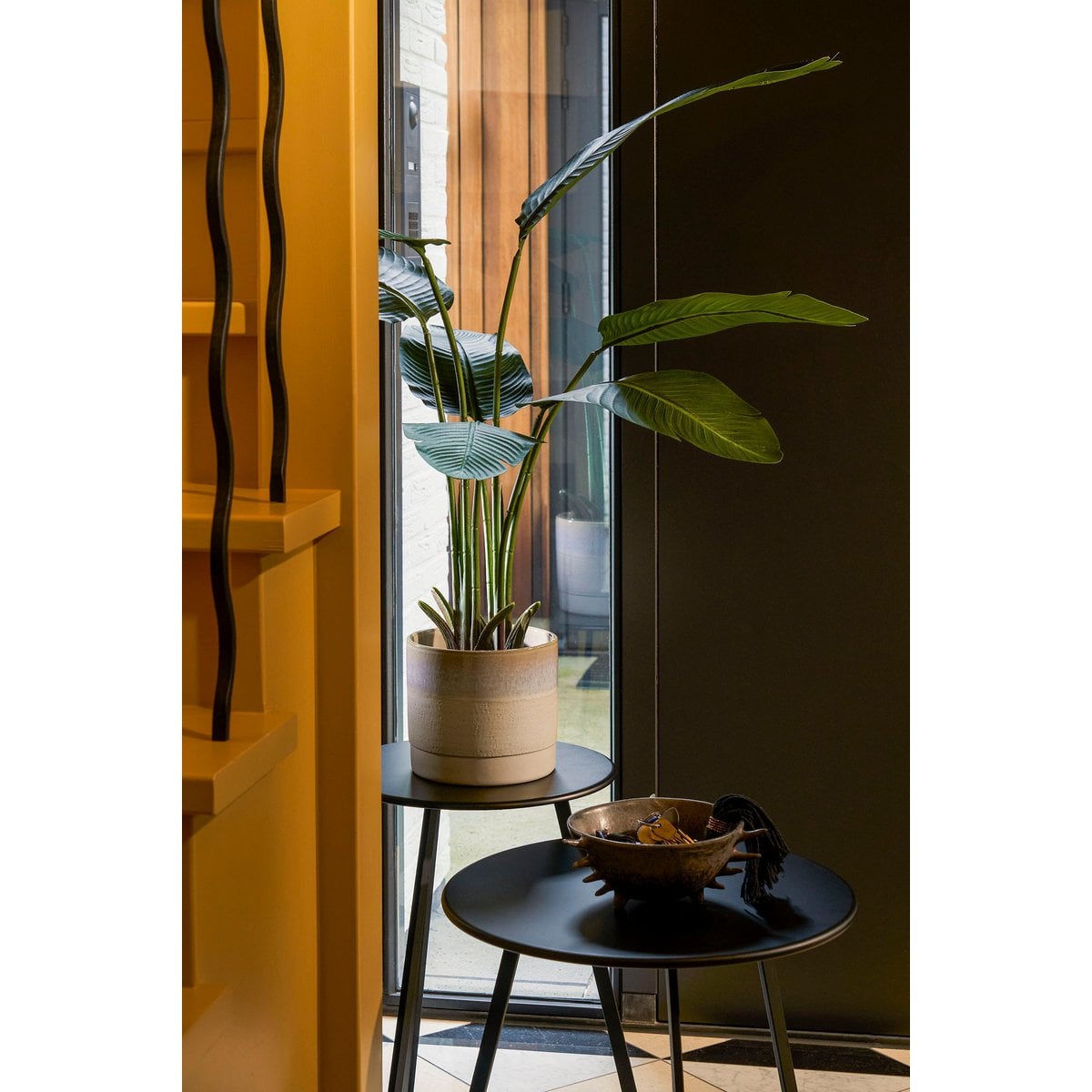 Flowerpot inside Olof Crème