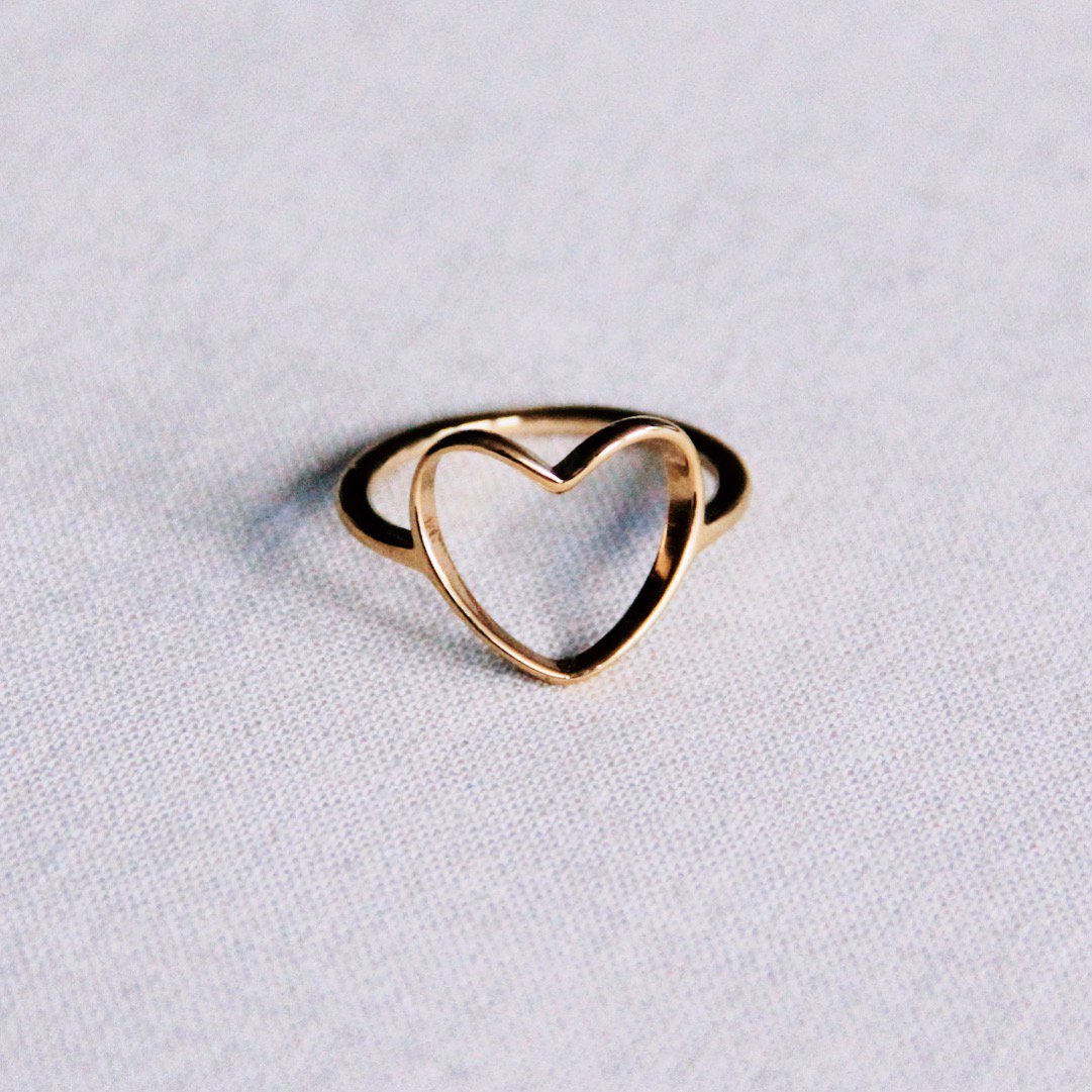 Steel ring with open heart - gold