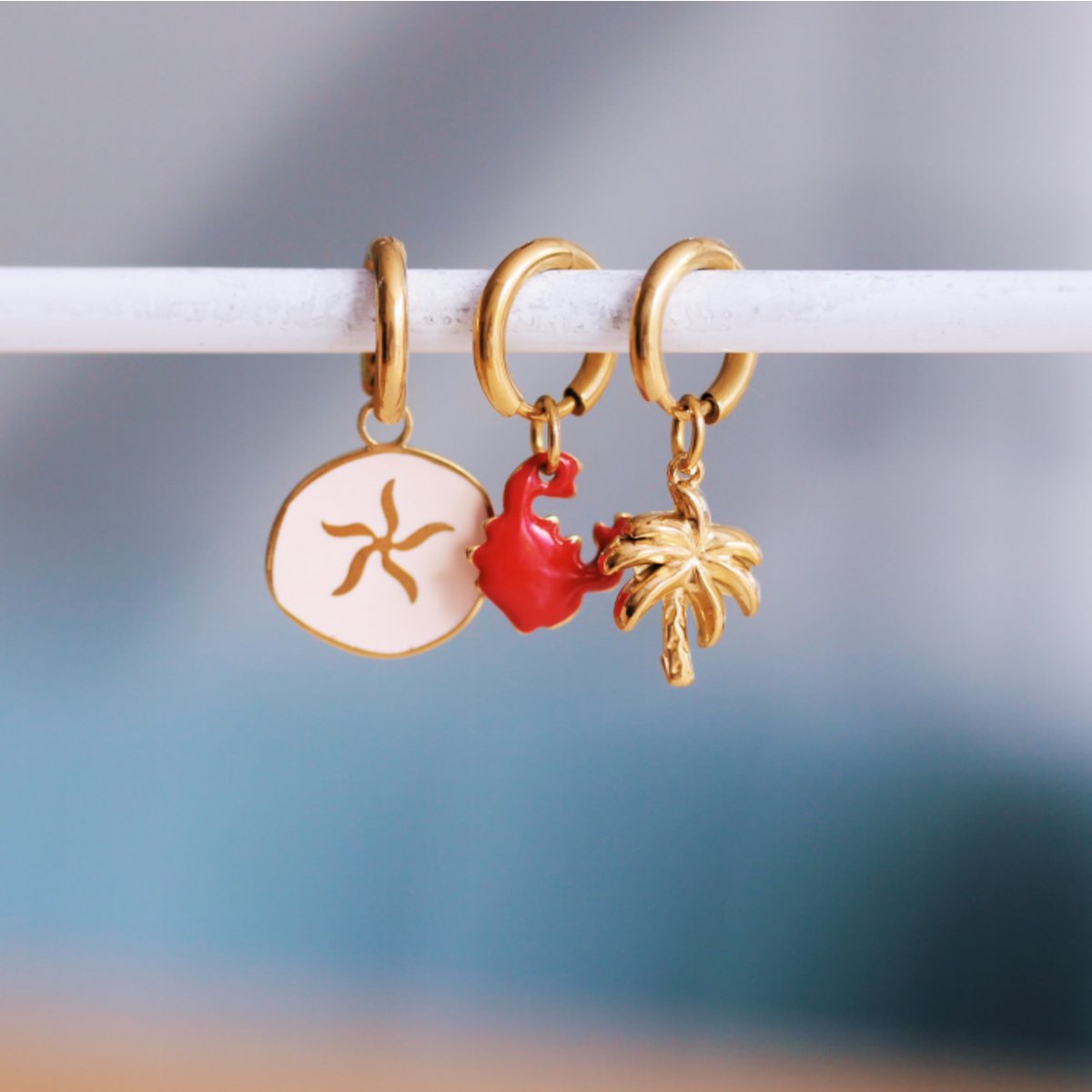 Stainless steel hoop earrings with round starfish charm - nude