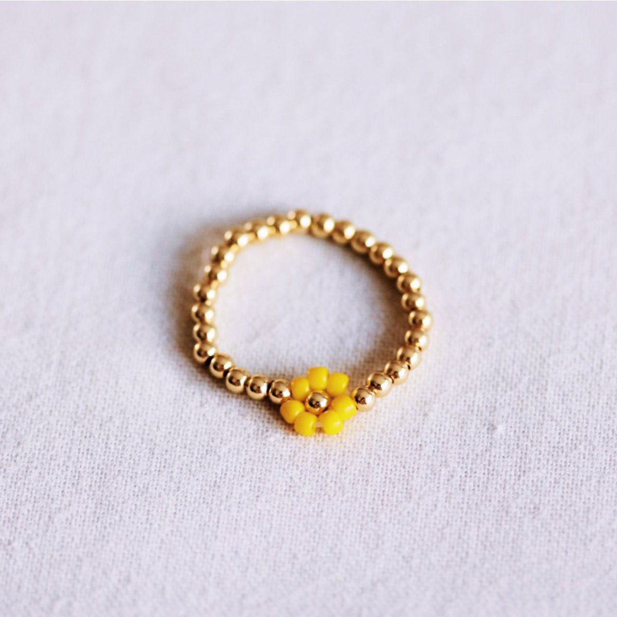 Elastic bead ring with flower - yellow