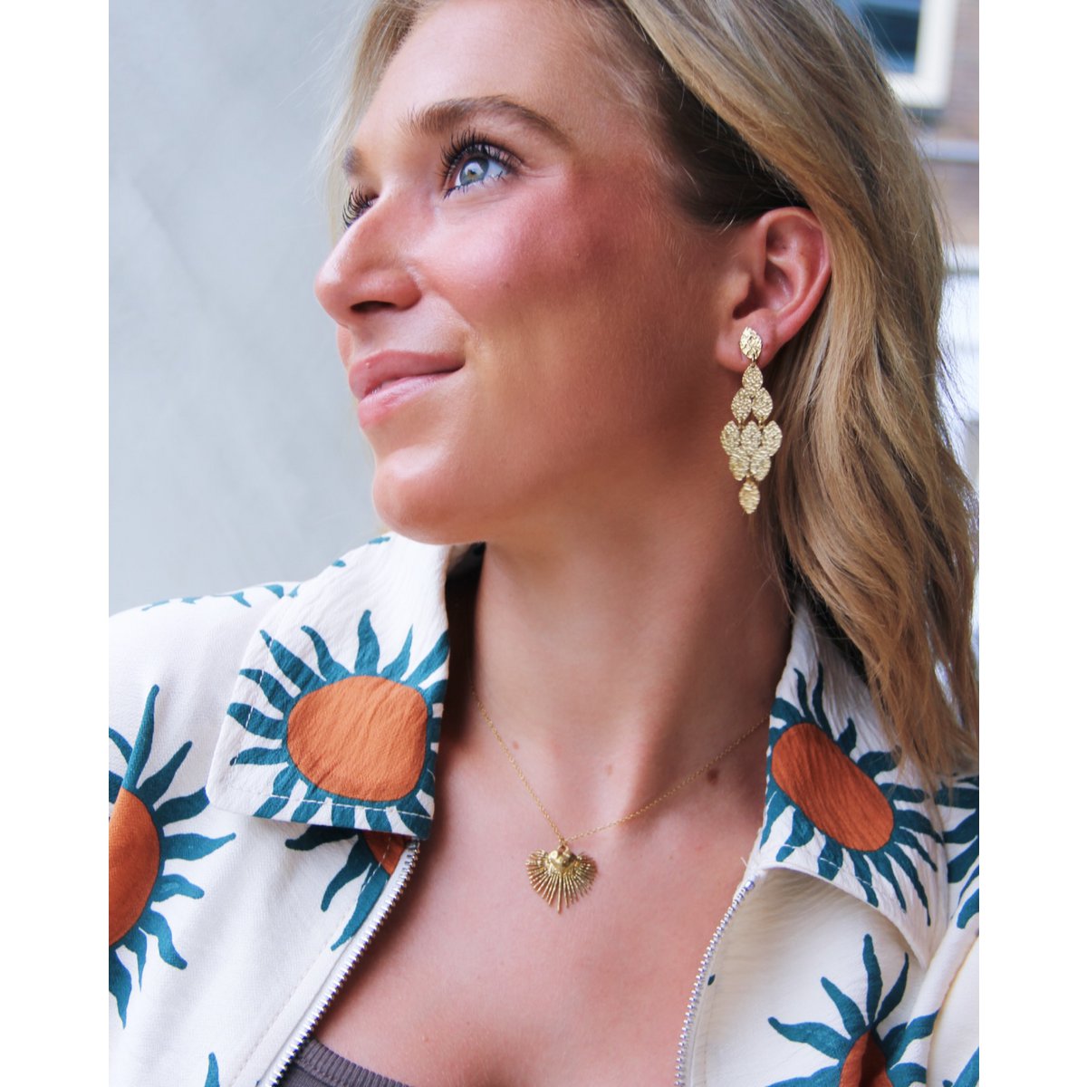 Delicate necklace with heart and rays