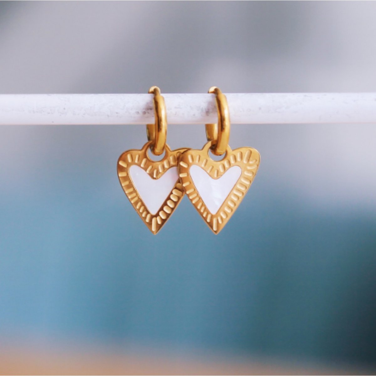 Stainless steel hoop earrings with fantasy heart - white