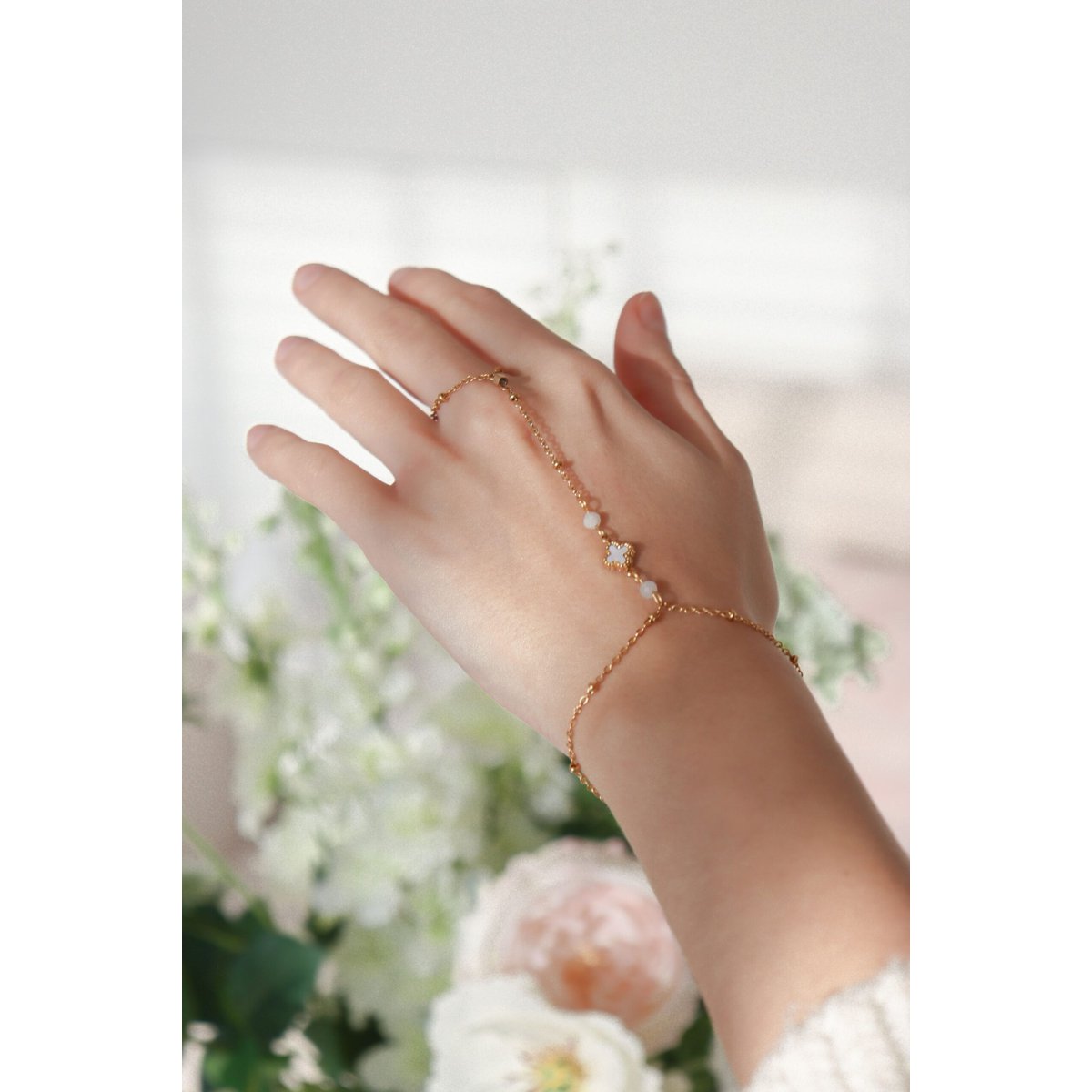 Hand chain Moonstone & Clover - Gold