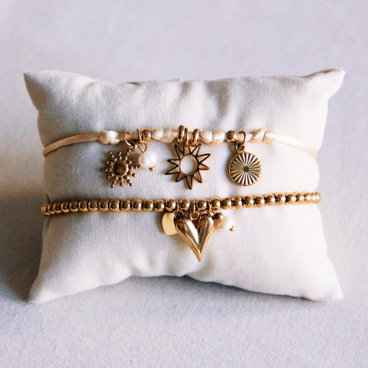 Beaded bracelet with hearts and mini pearl