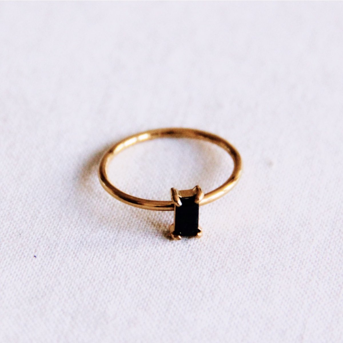 Minimalistic ring with crystal stone - black