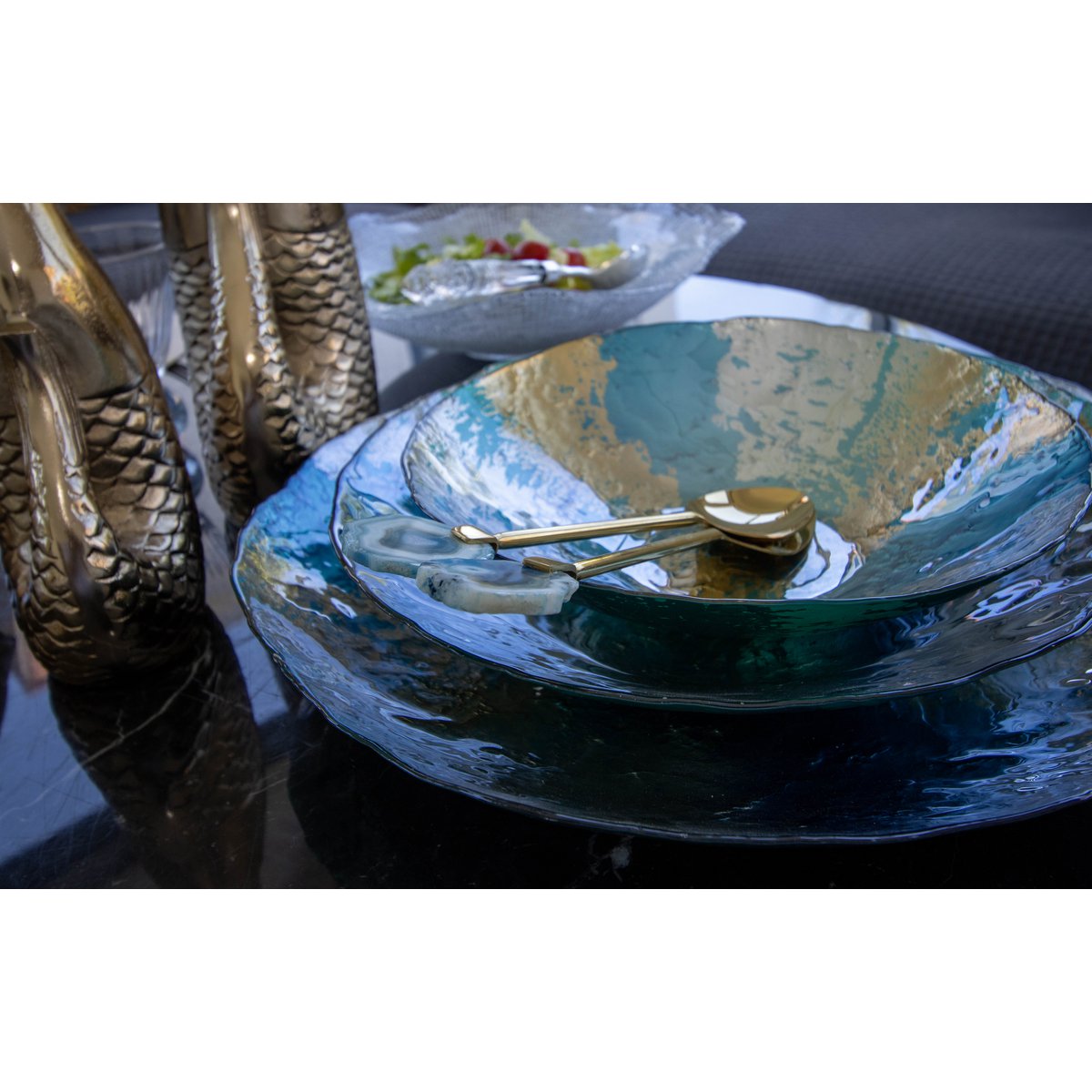 Golden salad covers Pierre Agate Bleue