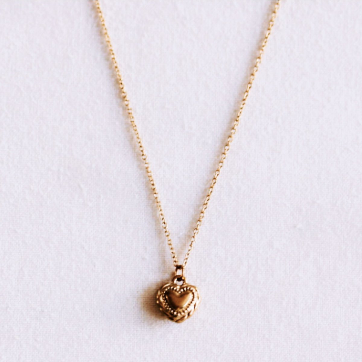 Delicate necklace with engraved heart - gold