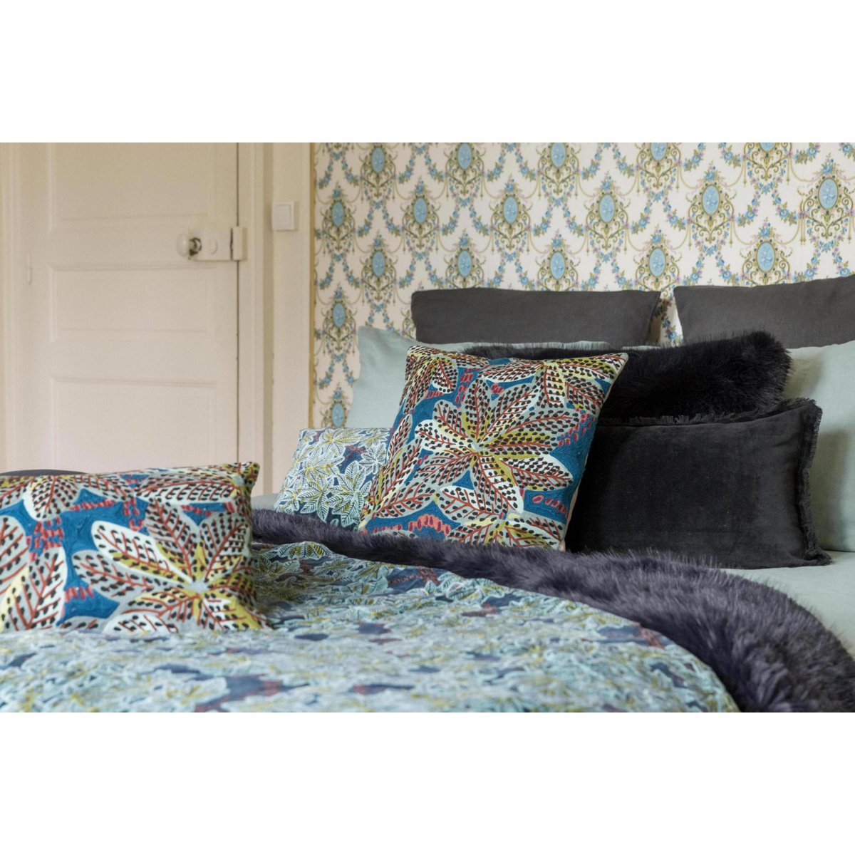 Plain cushion Fara Caviar 40 x 65