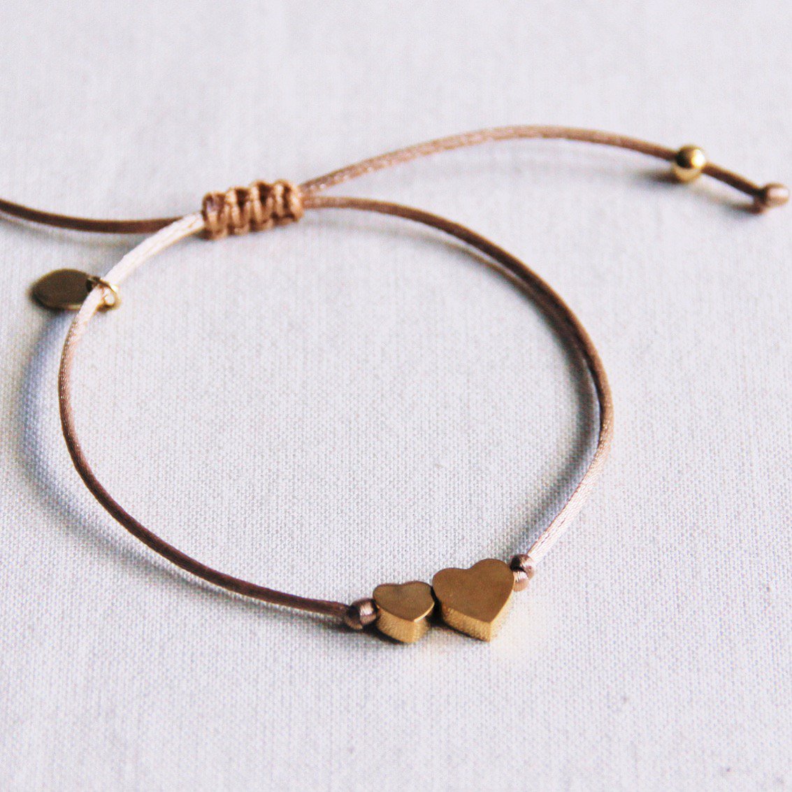 FW138 - Satin bracelet with small and large heart - taupe / gold