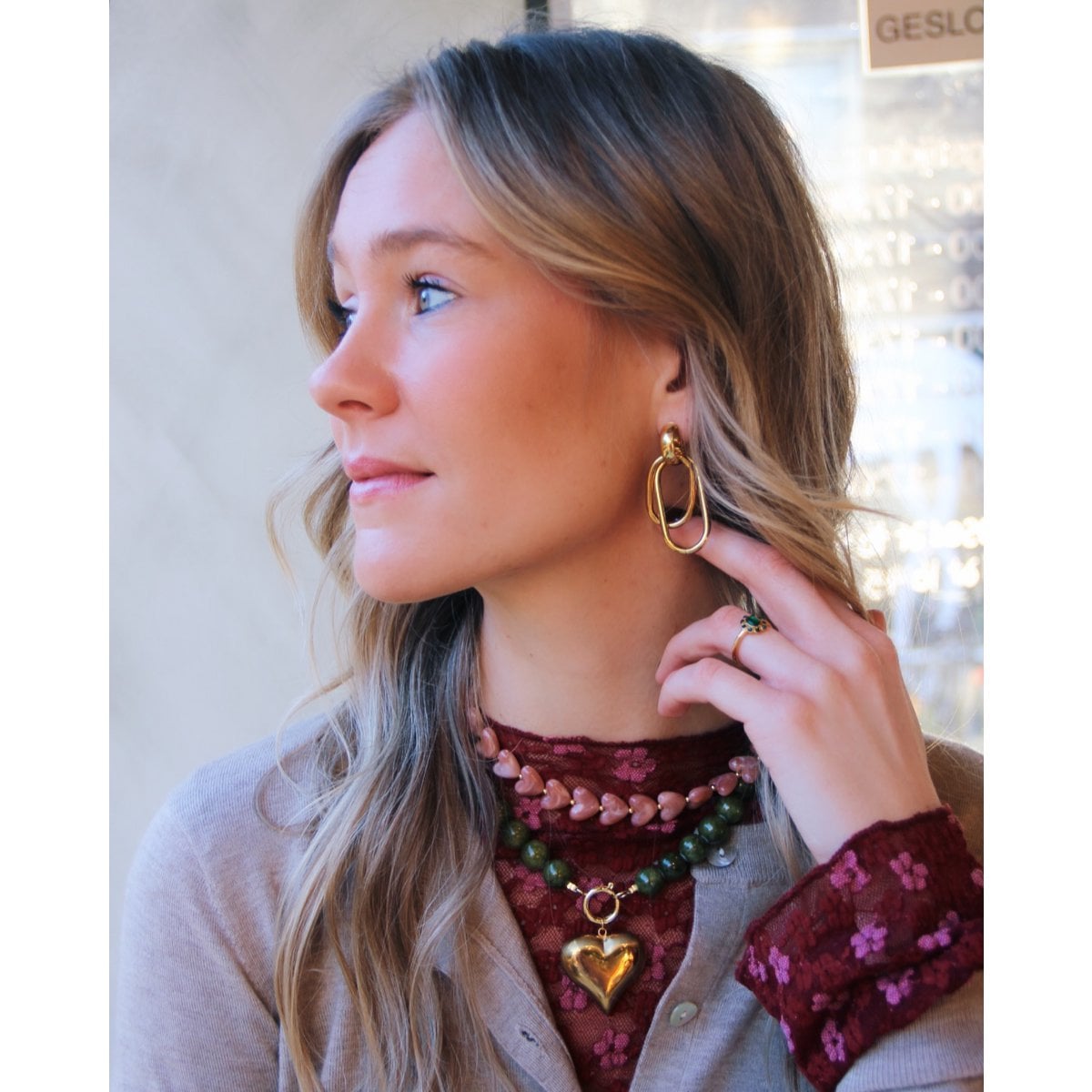 Beaded necklace of resin hearts - light pink