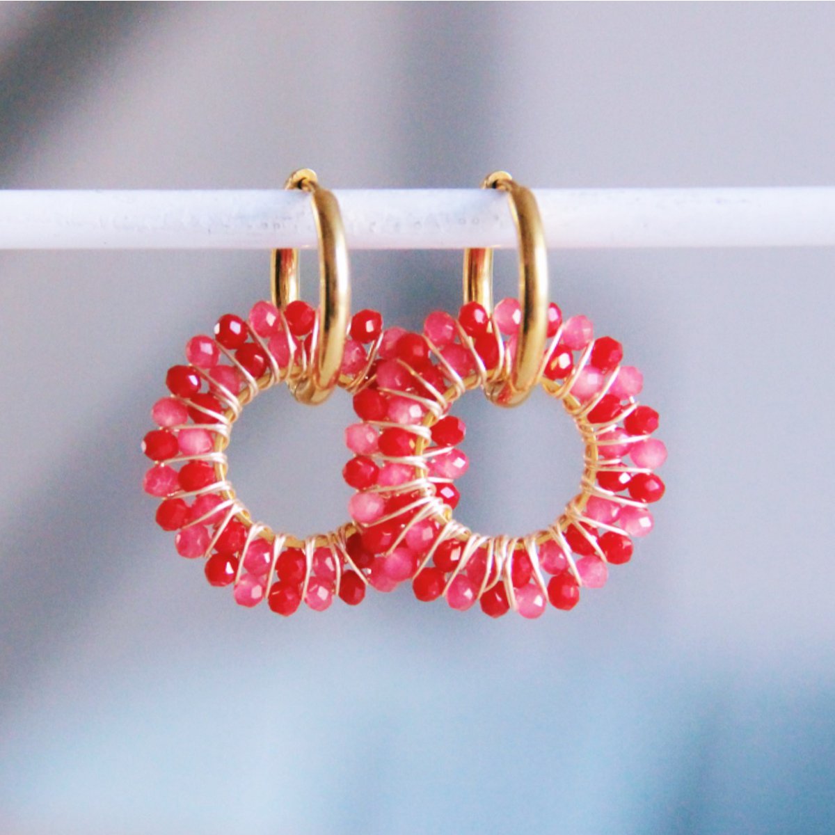 Earring with round facet pendant – cherry