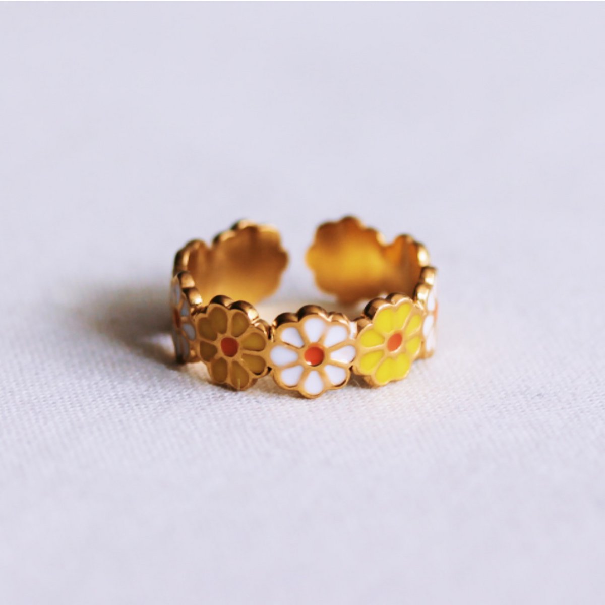 Stainless steel adjustable ring with daisy flowers - white/yellow