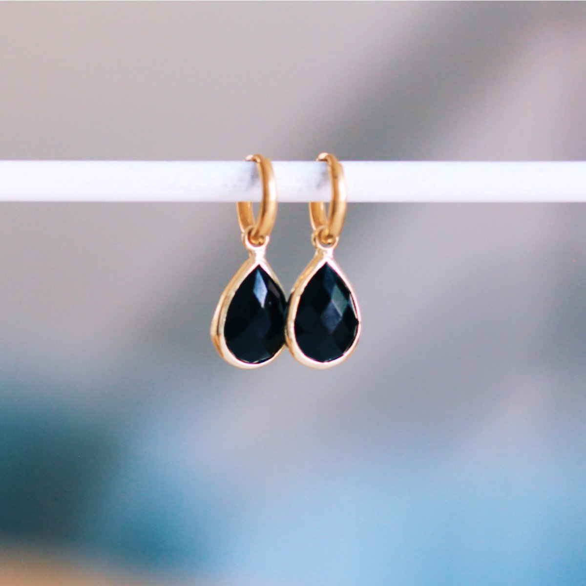 Stainless steel hoop earrings with drop – black