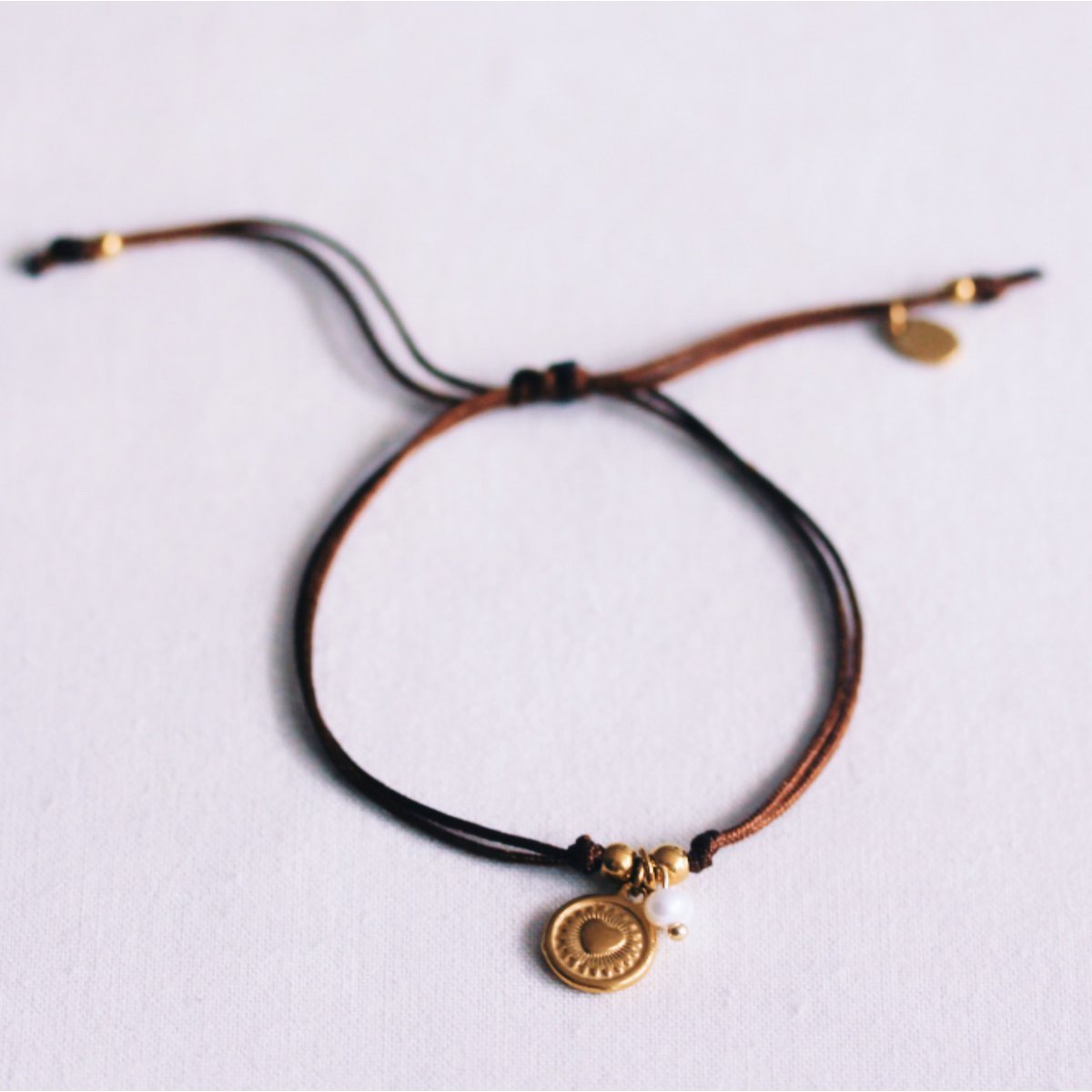 Satin bracelet with coin and pearl - brown