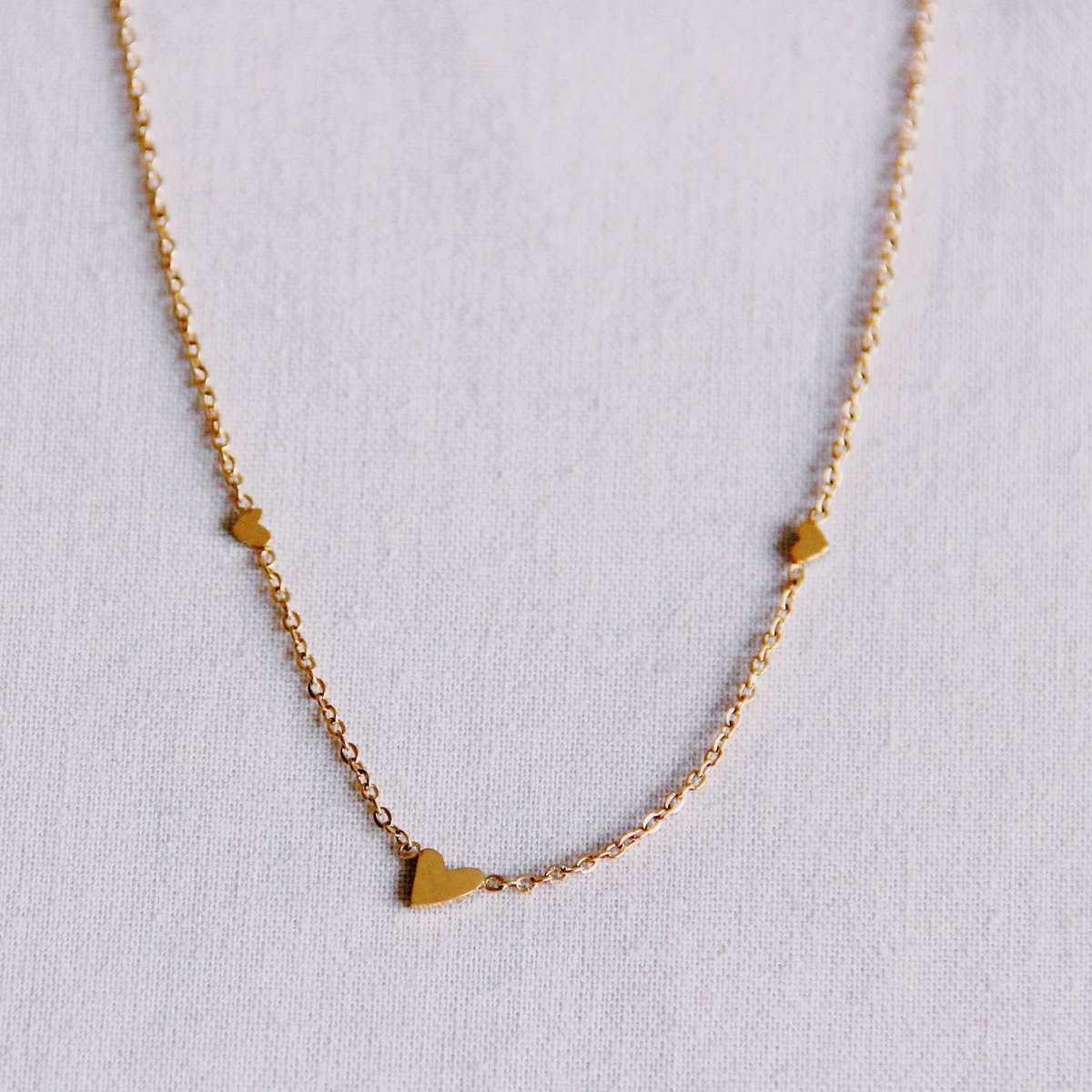 Stainless steel fine necklace with 3 mini hearts - gold