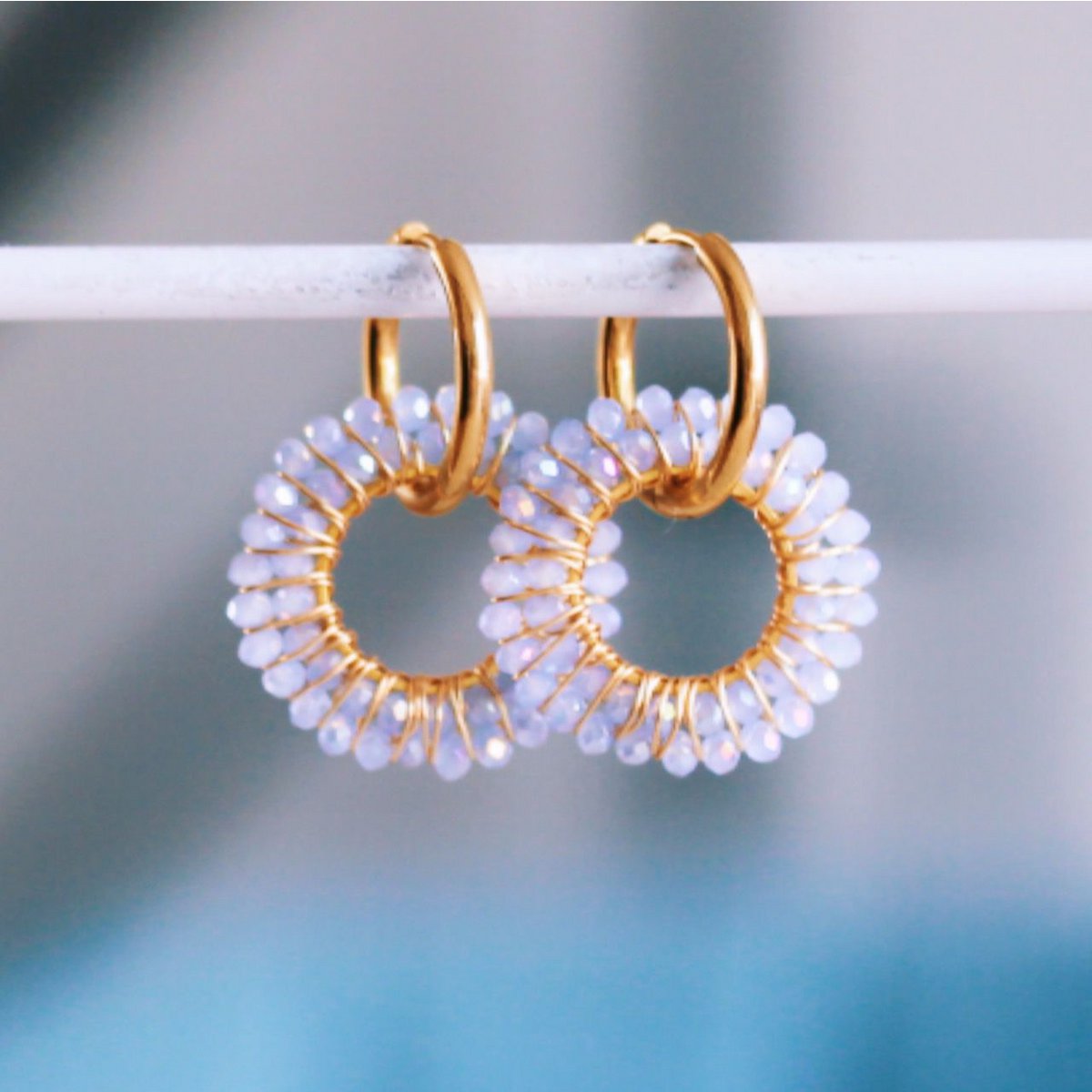 Earring with round faceted pendant – light blue
