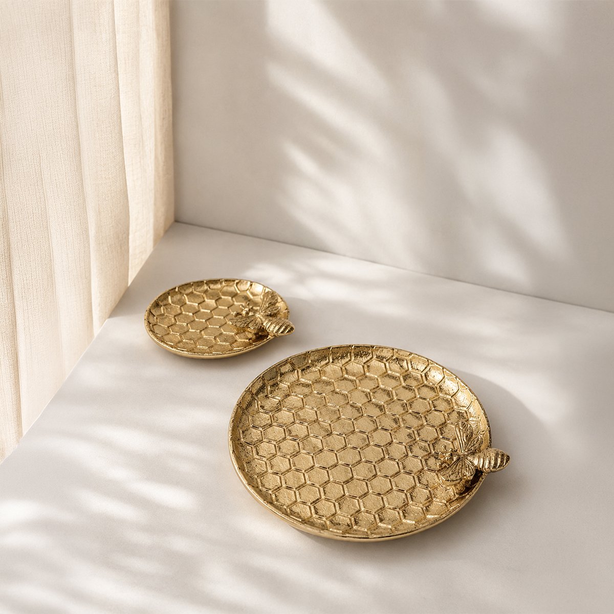 Bee honeycomb tray in gold aluminum 22.5x20x6cm