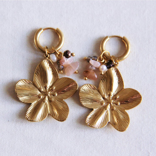 Earring with a cluster of gemstones and flower - nude