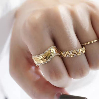Luxurious Accordion Folds Textured Ring