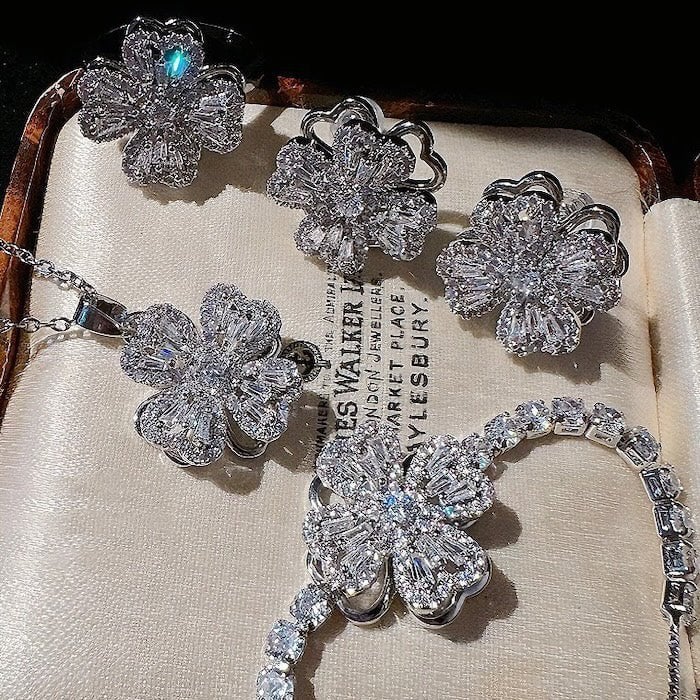 Dazzling Turning Four Leaf Clover Jewelry Set