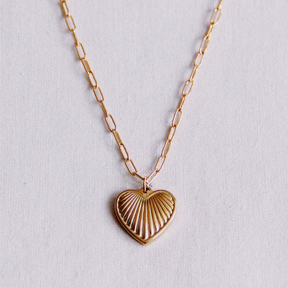 Stainless steel d-chain necklace with decorated heart - gold