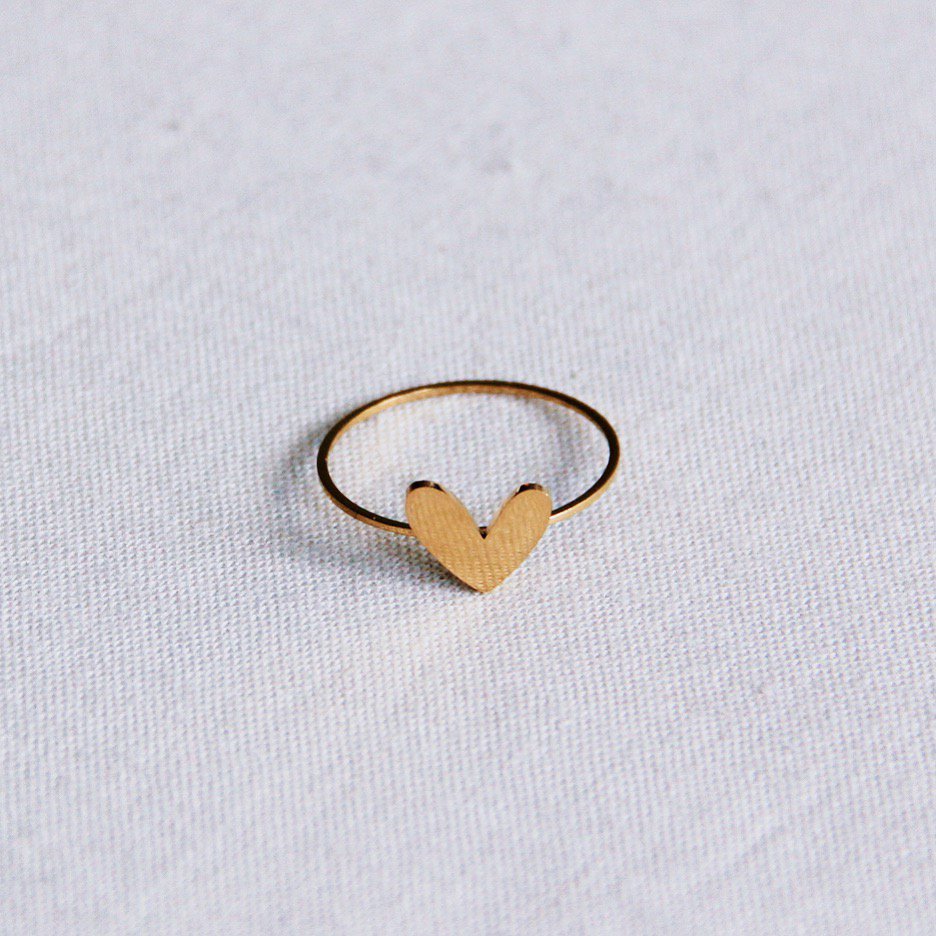 Stainless steel minimalist ring with heart - gold