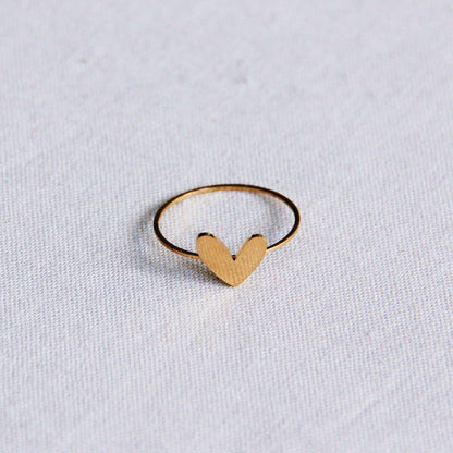 Stainless steel minimalist ring with heart - gold