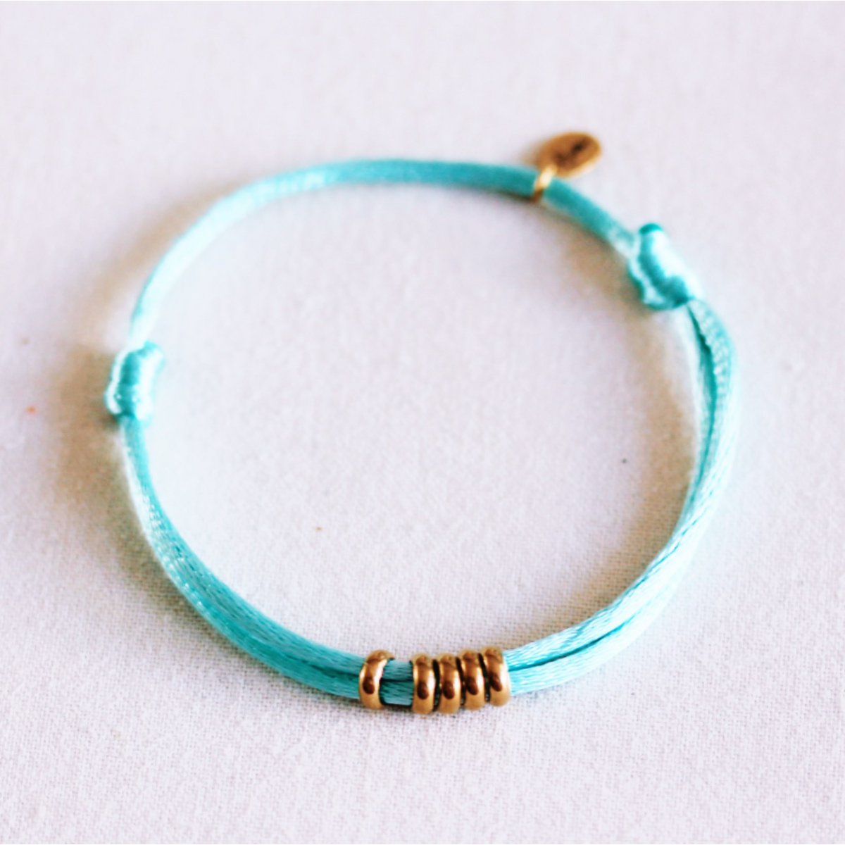 Satin bracelet with rings – mint/gold