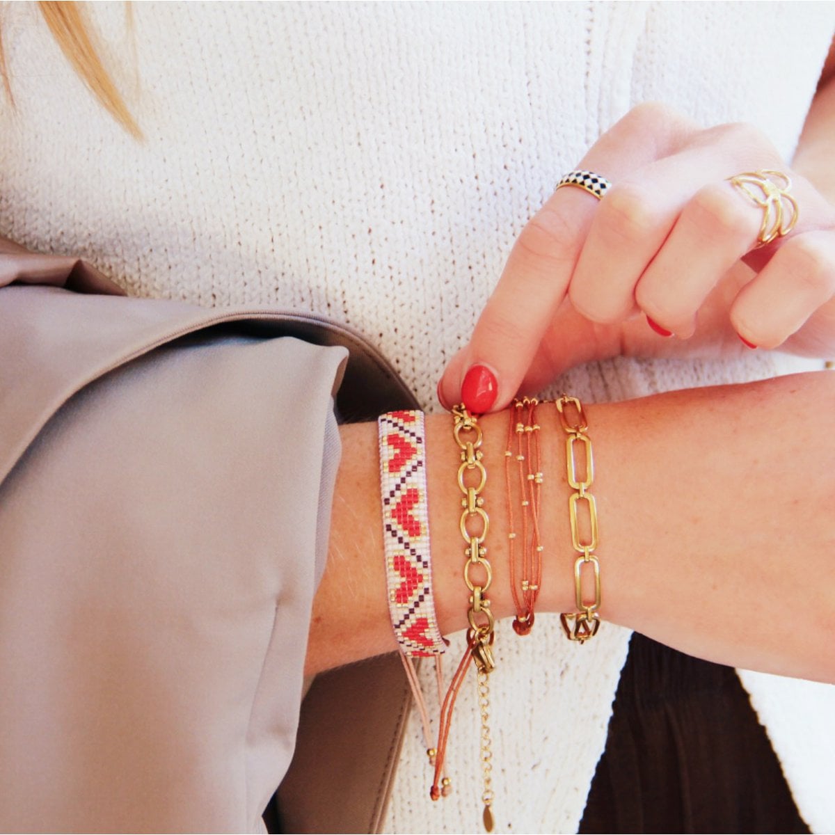 Heart-pattern woven bracelet - red/brown