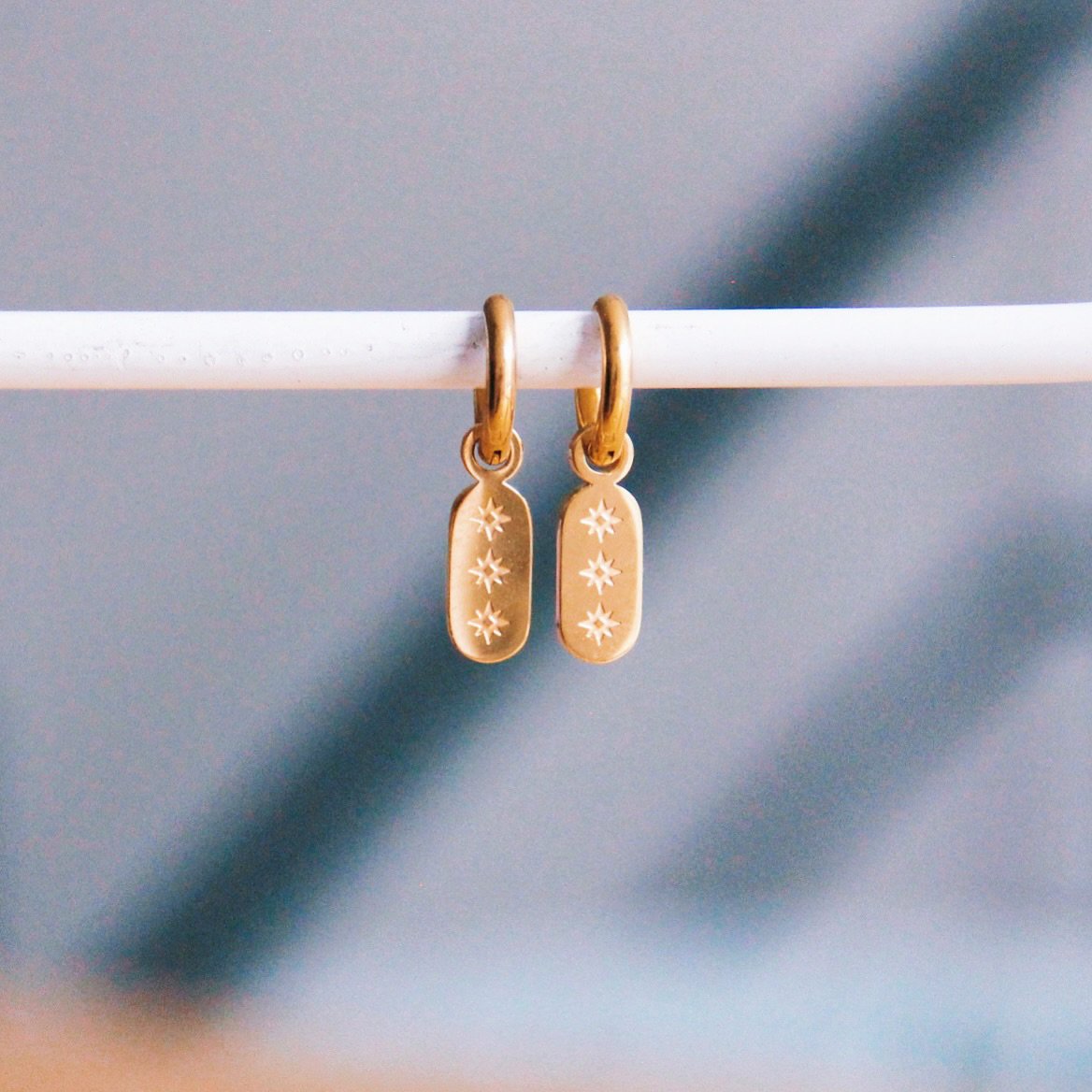 SS305: Stainless steel creoles with tag and stars – gold