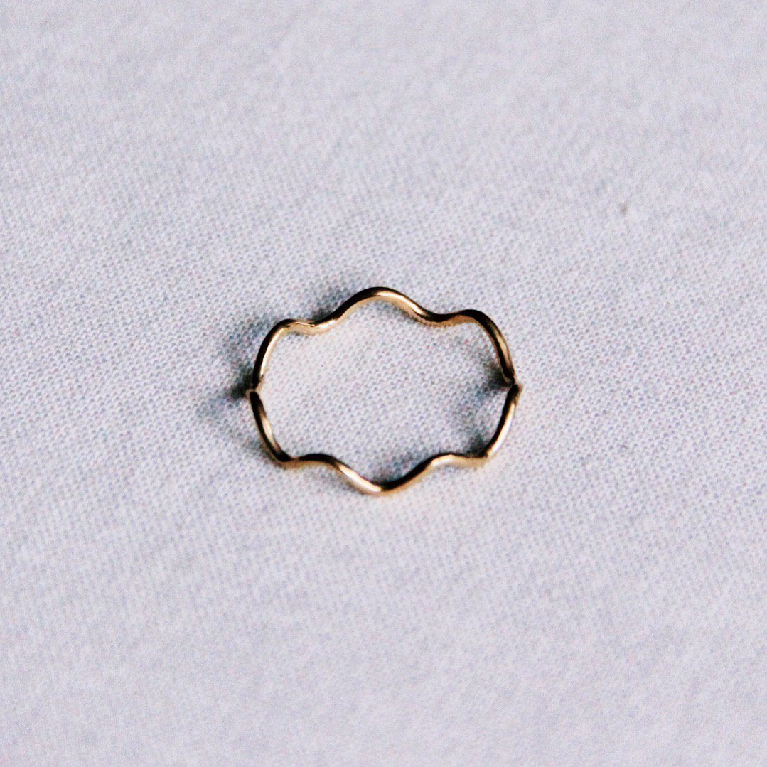 R603: Stainless steel minimalist wave ring - gold