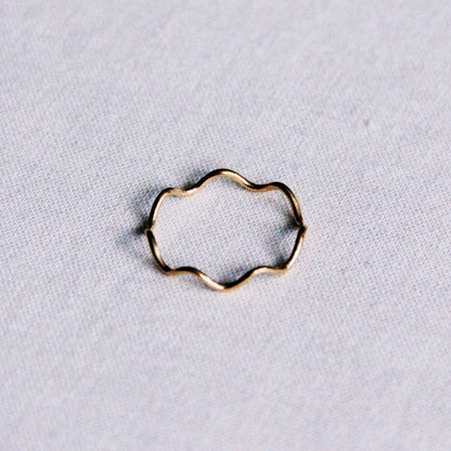 R603: Stainless steel minimalist wave ring - gold