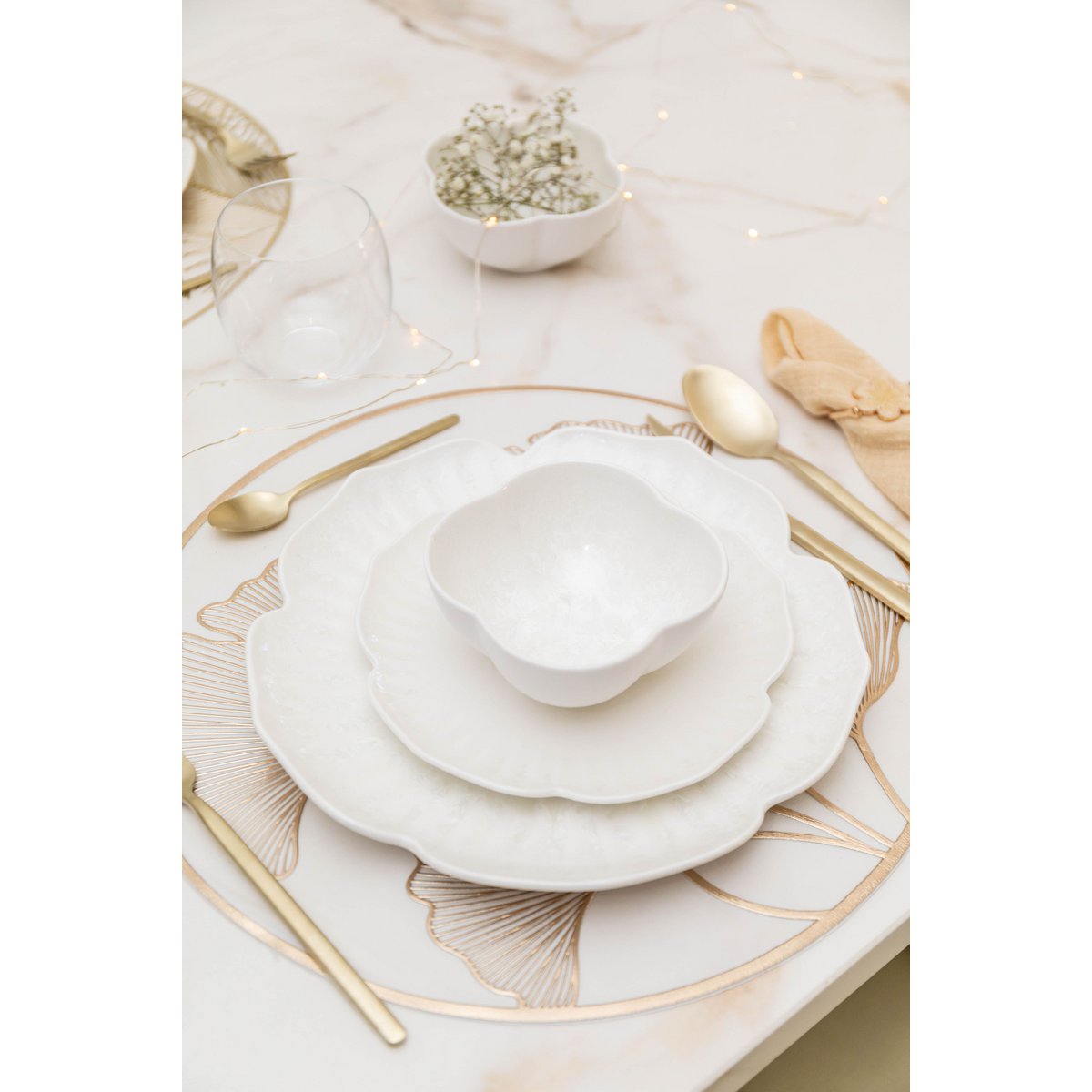 FLORAL WHITE PORCELAIN FLAT PLATE 25.5CM